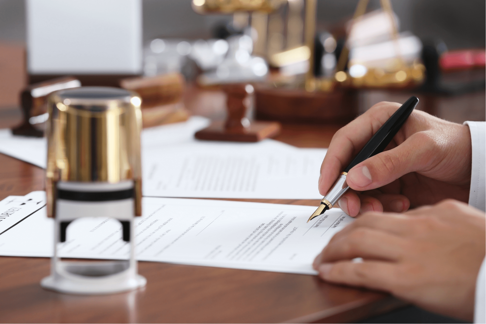 Firma y sello sobre documentación notarial